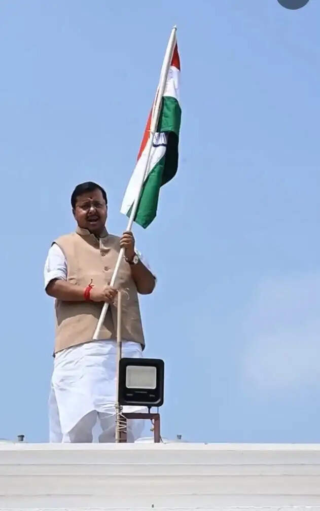 ‘हर घर तिरंगा’ अभियान के तहत नितिन नवीन ने अपने आवास पर तिरंगा लहराया