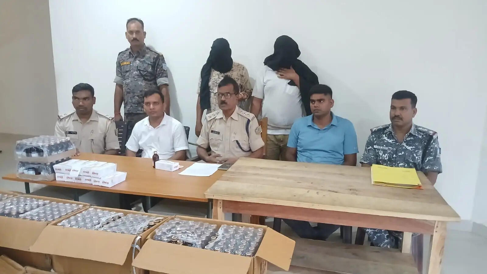 प्रतिबंधित कफ सिरप के अवैध कारोबार खुलासा, दो गिरफ्तार