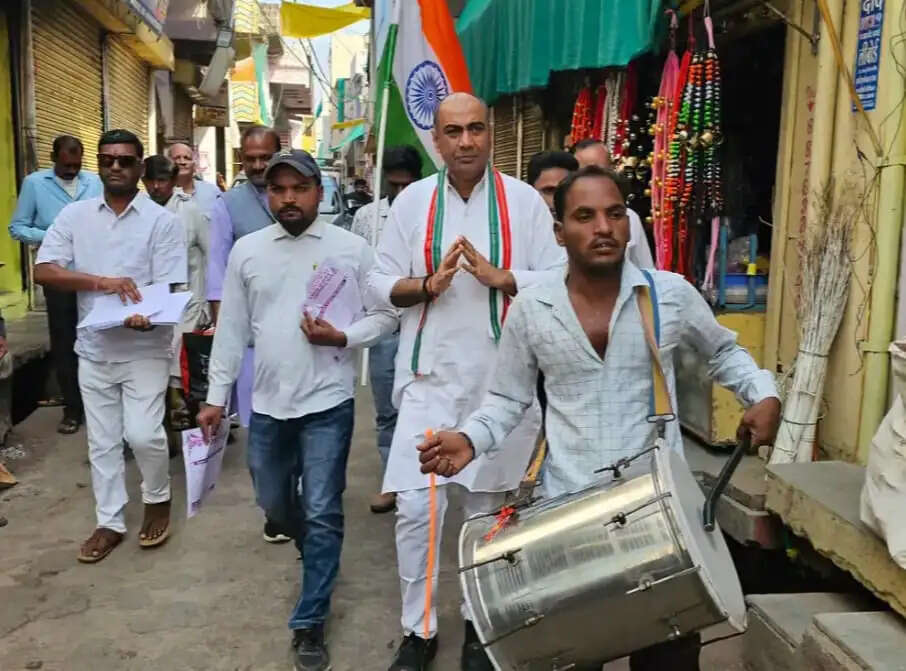राजगढ़ः दिग्विजय सिंह की यात्रा के लिए कांग्रेस जिलाध्यक्ष ने बांटे पीले चावल, घर-घर जाकर दिया निमंत्रण