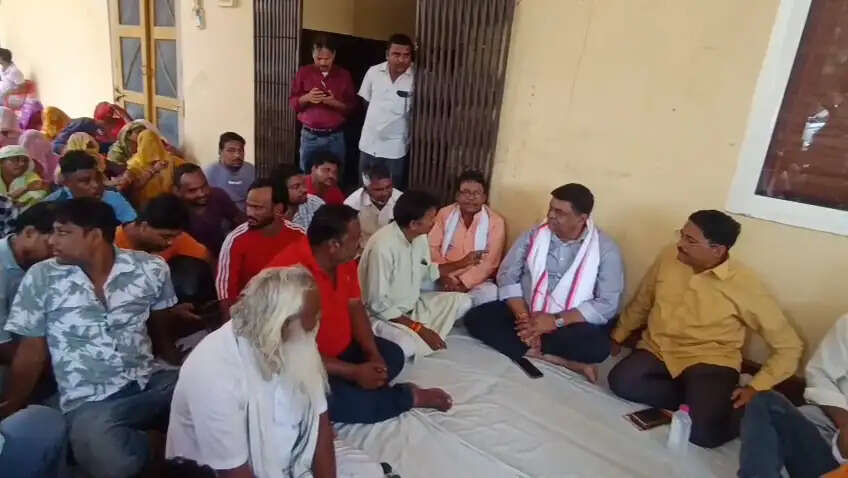 अलवर में सफाई कर्मचारियों की नियुक्ति पर विवाद, वन मंत्री संजय शर्मा निगम में धरने पर बैठे, बोले- कलेक्टर रहने लायक नहीं
