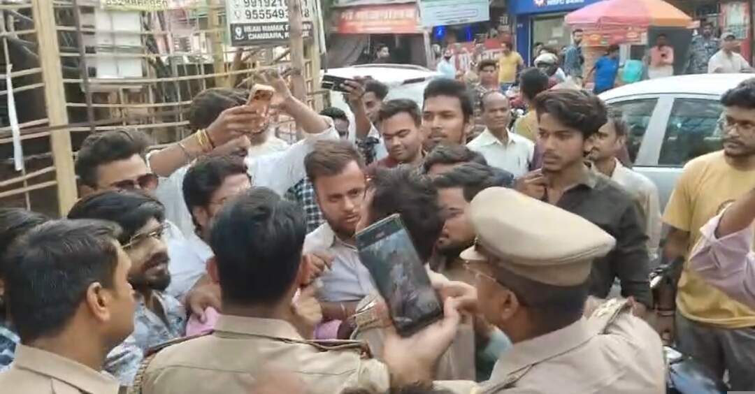 नीट परीक्षा पेपर लीक मामले में एबीवीपी के विरोध प्रदर्शन में पुलिसकर्मियों पर कार्रवाई, चौकी इंचार्ज व कांस्टेबल लाइन हाजिर