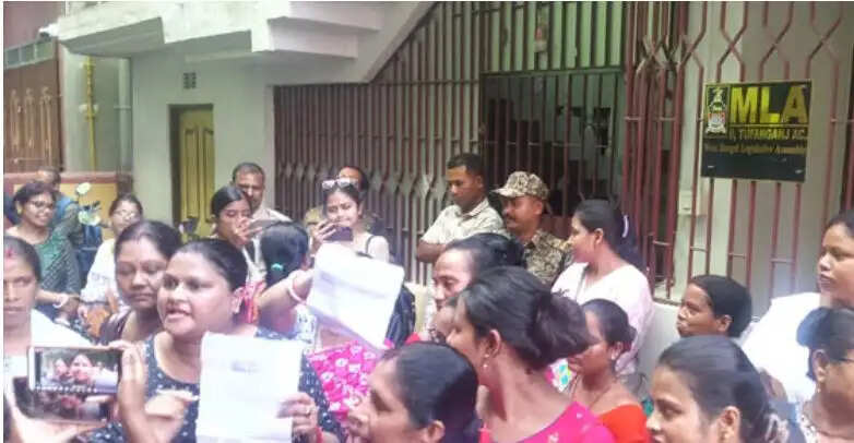 मंत्री मालती रावा&nbsp;रॉय&nbsp;के घर के सामने महिलाओं का प्रदर्शन