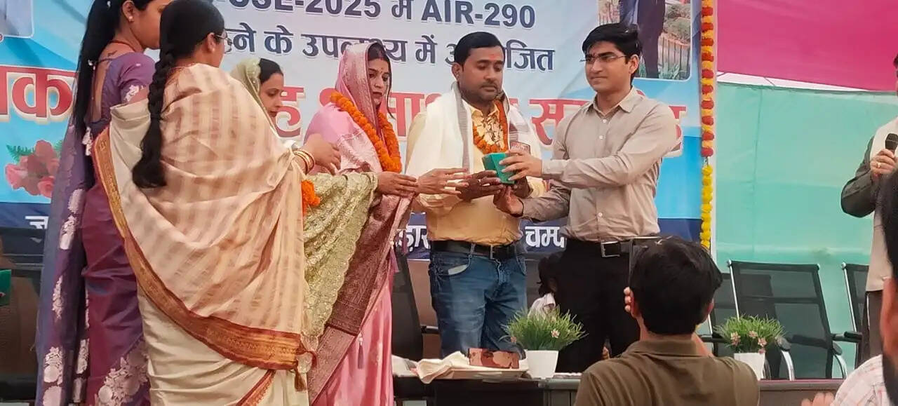 यूपीएससी में 290 रैंक लाने वाले संजीव कुमार को ज्ञान ज्योति विधालय परिवार ने किया सम्मानित