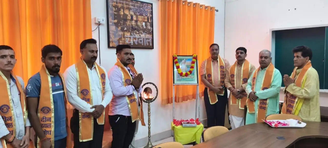 गुरु-शिष्य परंपरा ज्ञान और संस्कारों की आधारशिला है : प्रो. डी.सी. श्रीवास्तव