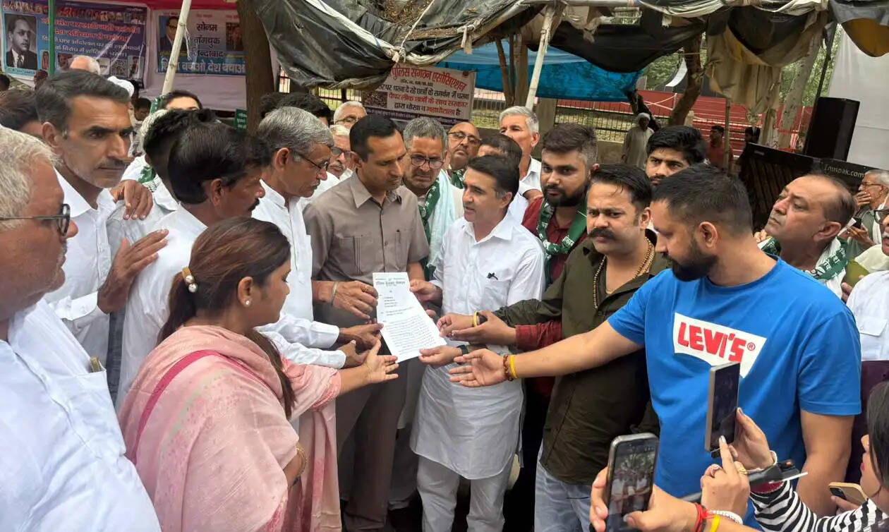 हिसार : जंतर-मंतर छात्र प्रदर्शन मामले में इनेलो ने किया प्रदर्शन