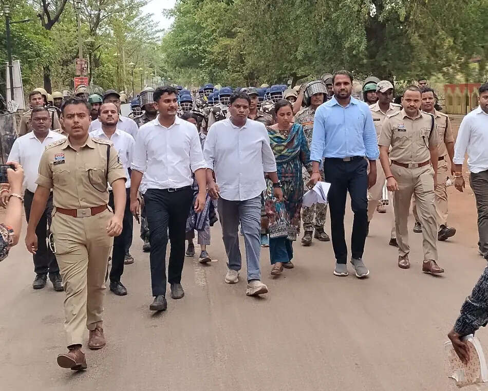 मूलभूत सुविधाओं की मांग, 50 से अधिक गांवों के ग्रामीणों ने घेरा धमतरी कलेक्ट्रेट