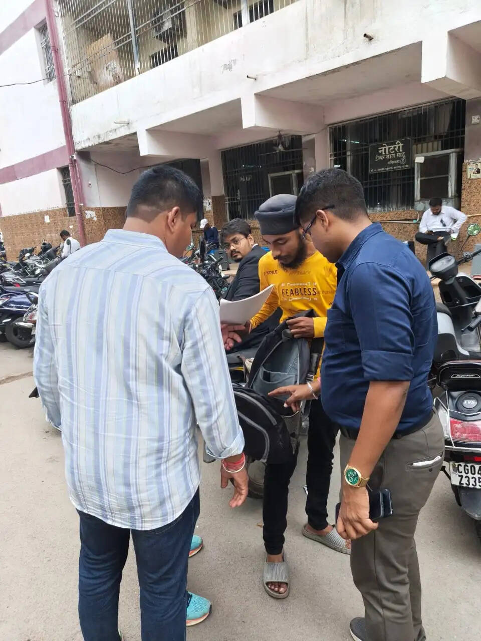 रायपुर : न्यायालय परिसर में विशेष आकस्मिक चेकिंग अभियान, चार संदिग्ध व्यक्तियों के विरुद्ध प्रतिबंधात्मक कार्रवाई