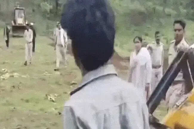इंदौरः चोरल रेंज जंगल में वन विभाग की टीम पर हमला, पथराव कर गाड़ियों के कांच फोड़े
