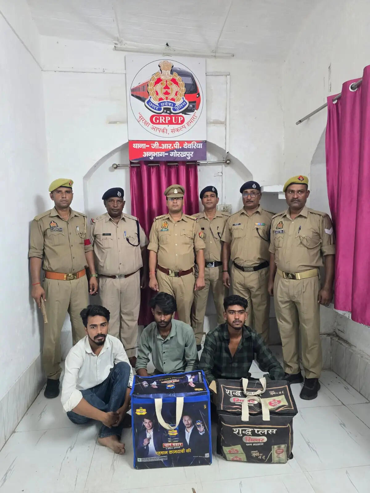 देवरिया रेलवे स्टेशन से तीन तस्कर गिरफ्तार,52.56 लीटर अंग्रेजी शराब बरामद