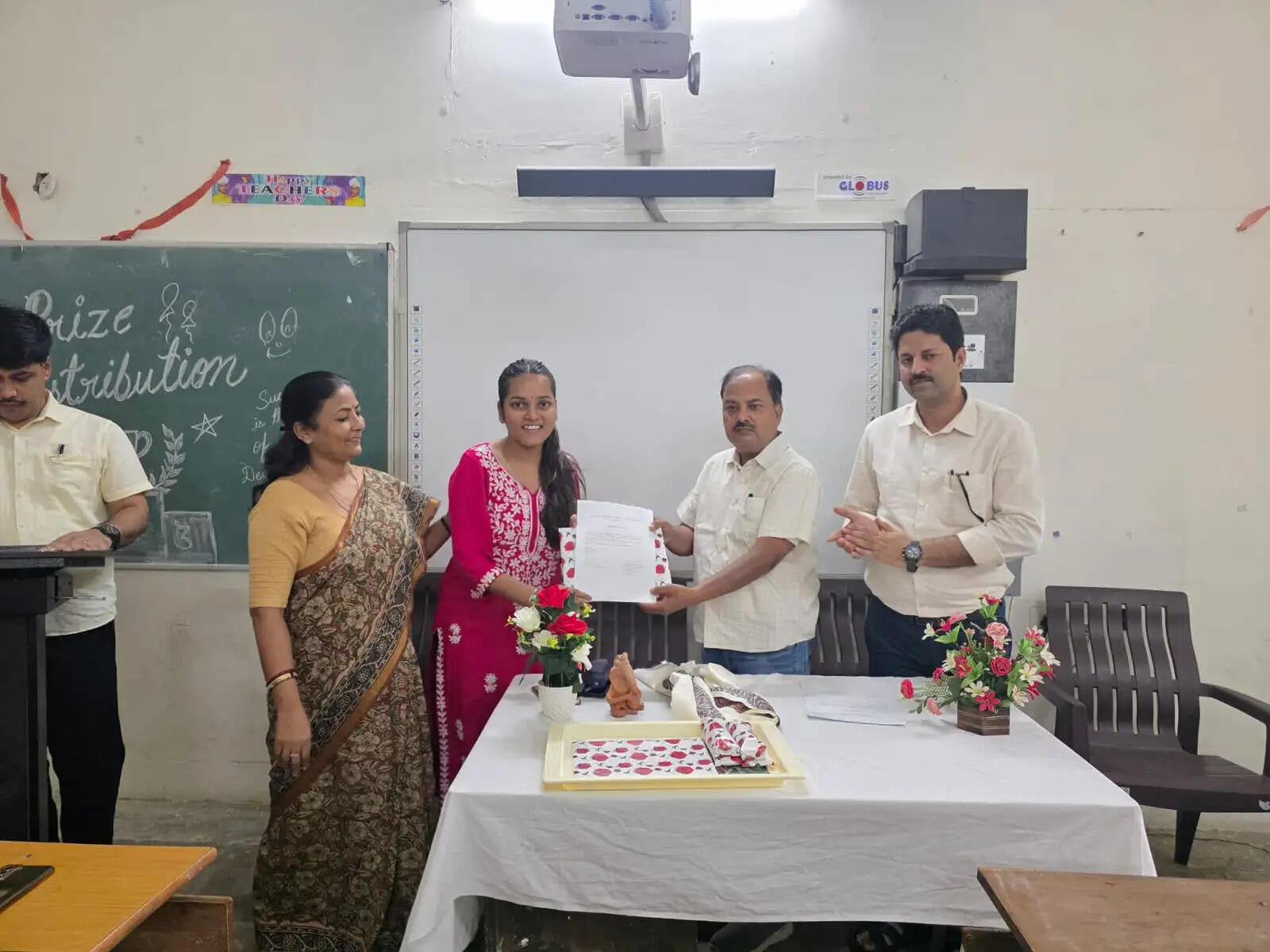 क्विज में सृष्टि जायसवाल और निबंध प्रतियोगिता में खुशी सिंह रहीं प्रथम