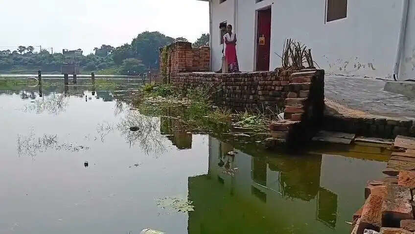वाराणसी में गंगा का जलस्तर चेतावनी बिंदु के करीब, घाटों पर एनडीआरएफ और जल पुलिस की लगातार पेट्रोलिंग