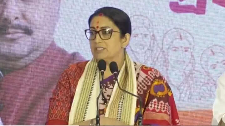 स्मृति ईरानी व शुभेंदु अधिकारी के खिलाफ तृणमूल कांग्रेस ने की आचार संहिता उल्लंघन की शिकायत