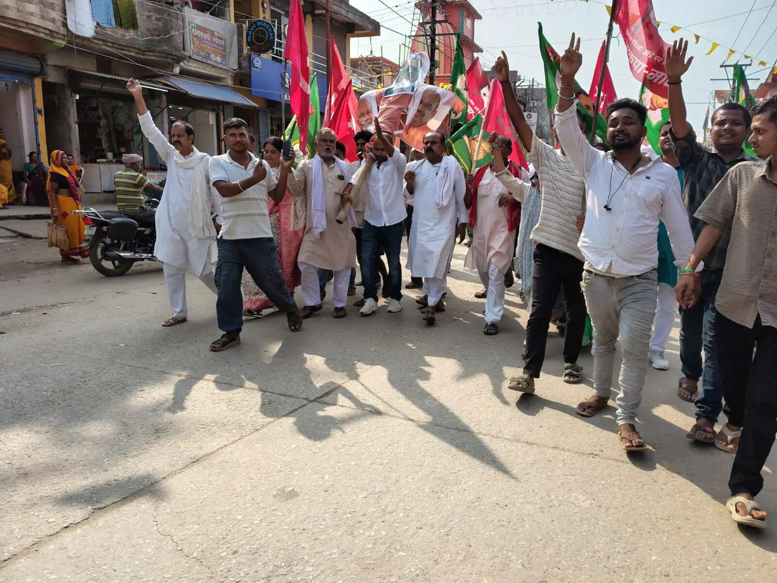ज्ञानेश मोदी शाह गद्दी छोड़’ के नारों से गूंजा पिपरा और त्रिवेणीगंज