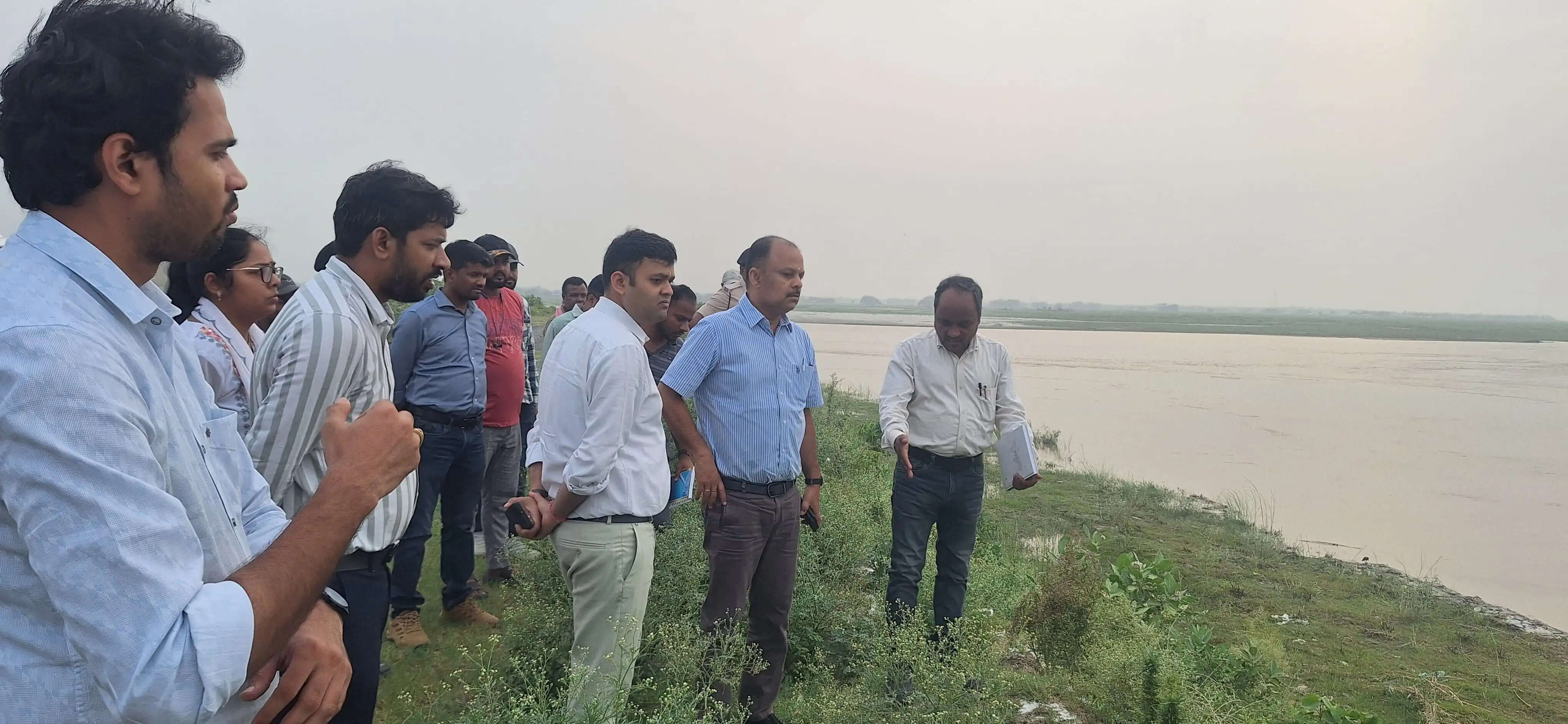 जिलाधिकारी ने सलखुआ प्रखंड के पूर्वी कोशी तटबंध का किया निरीक्षण