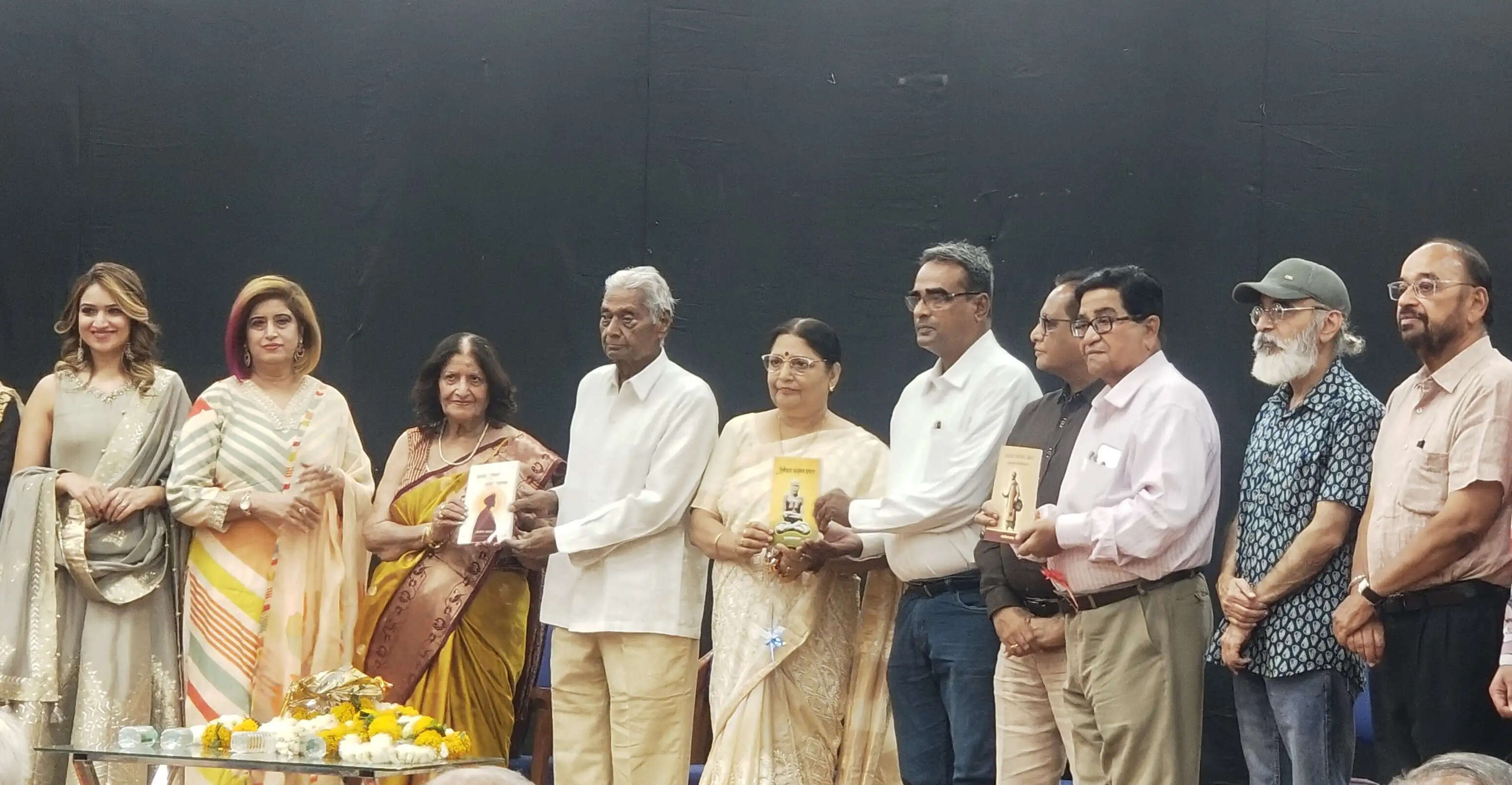 भावनाओं एवं अनुभवों की सहज अभिव्यक्ति है पुस्तकों में : वाजपेयी