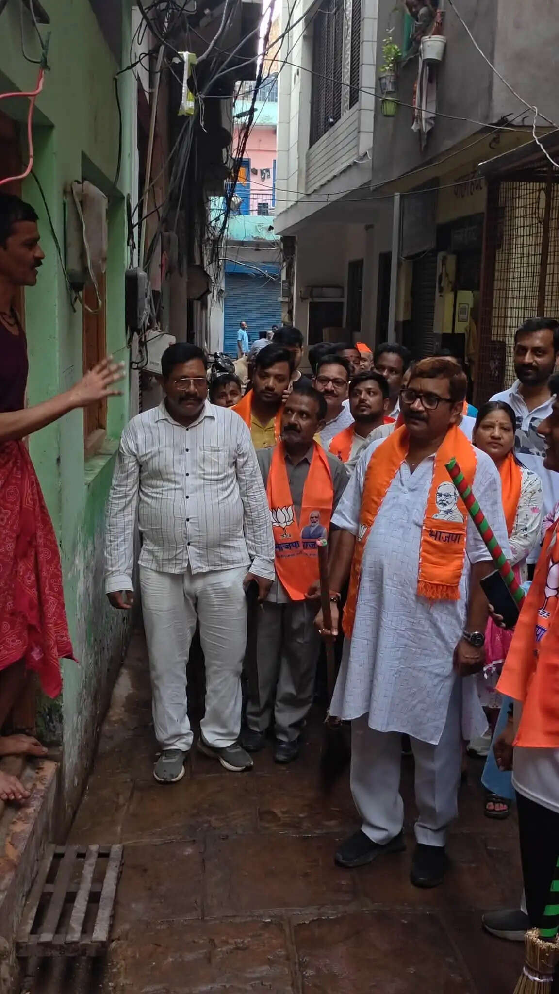 विधायक नीलकंठ तिवारी ने 76 दिवसीय वार्ड प्रवास में गोला दीनानाथ वार्ड में चलाया स्वच्छता अभियान