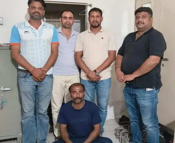 क्रेशर प्लांट पर मजदूर बनकर छिपा था 25 हजार का इनामी तस्कर