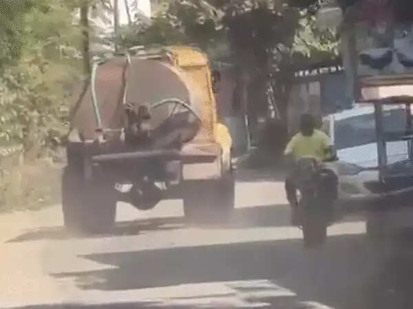 इंदौर&nbsp;में&nbsp;निगम के&nbsp;टैंकर ने बी&nbsp;टेक छात्रा को कुचला, मौत, भाई घायल,&nbsp;भाग रहे ड्राइवर को राहगीरों ने पीछा कर पकड़ा