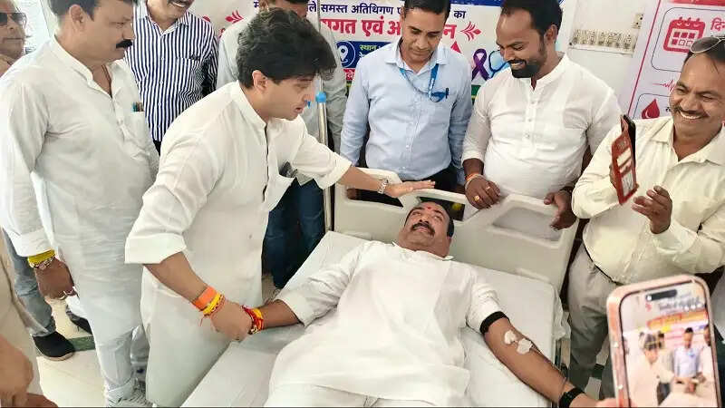 केन्द्रीय मंत्री सिंधिया ने गुना में श्री हनुमान टेकरी पर जलाया ‘आशीर्वाद का दीया’, गूंजा सेवा का संदेश