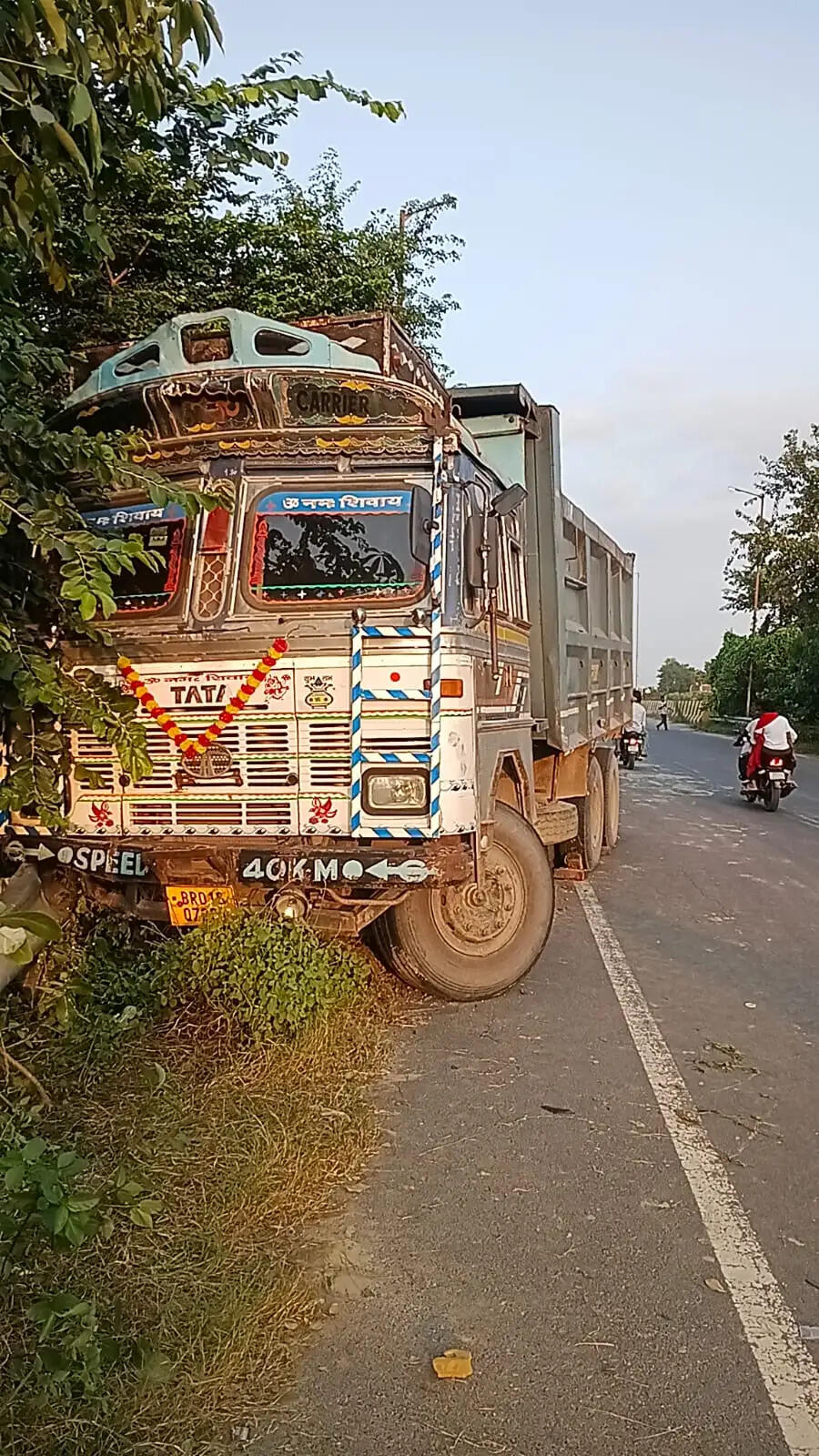 घर से 500 मीटर दूर मौत का कहर, तेज रफ्तार हाइवा ने पिता-पुत्र को रौंदा