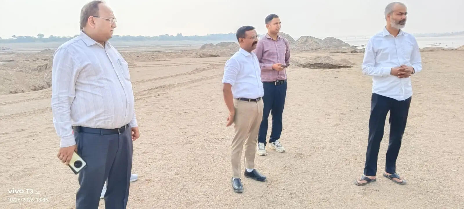 जिलाधिकारी के मौरंग खदान पहुंचते ही मचा हड़कंप, बड़ी कार्रवाई
