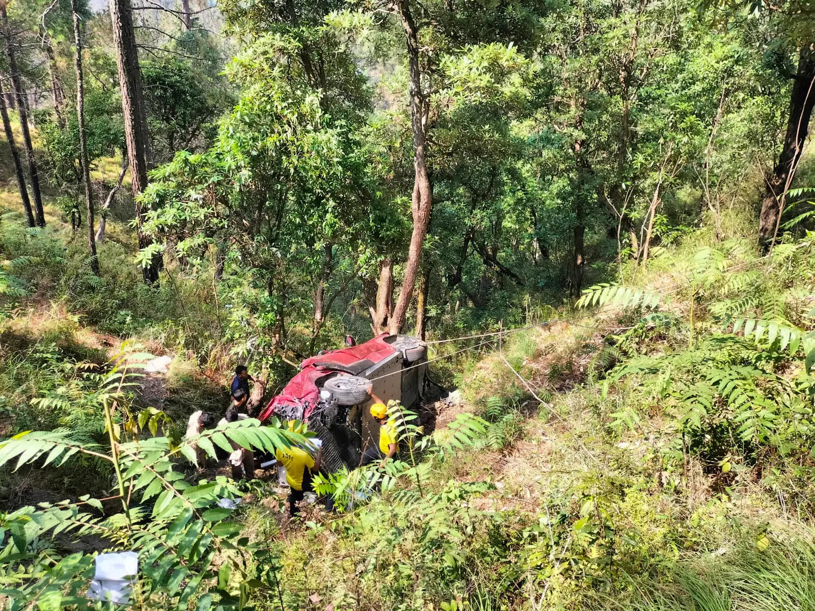 नैनीताल जिले में खाई में गिरी कार, लखनऊ के एक परिवार के चार सदस्याें सहित पांच की माैत