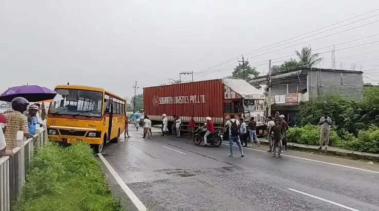 स्कूल बस को कंटेनर ने मारी टक्कर, डिवाइडर पर चढ़ी बस