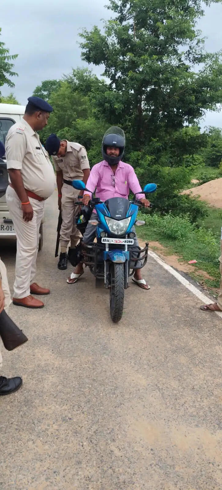 बक्सर में बाजारों, बैंकों और सार्वजनिक स्थलों पर पुलिस की पैनी नजर, वाहन जांच अभियान भी जारी