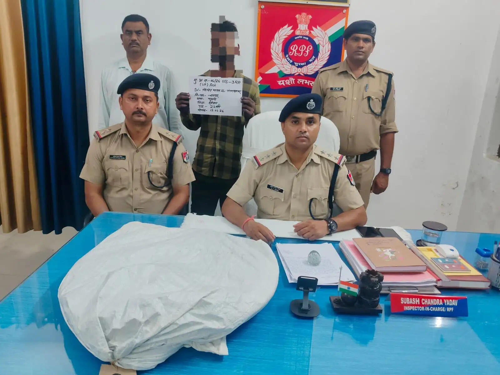 रेलवे की सिग्नल केबल चोरी करते दबोचा गया युवक, मैरवा स्टेशन पर आरपीएफ की कार्रवाई