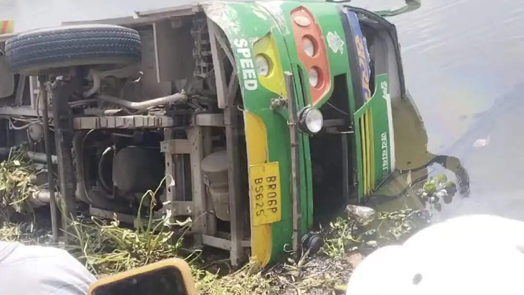 बेतिया में पलटी यात्रियों से भरी बस,बाल-बाल बचे करीब 40 यात्री