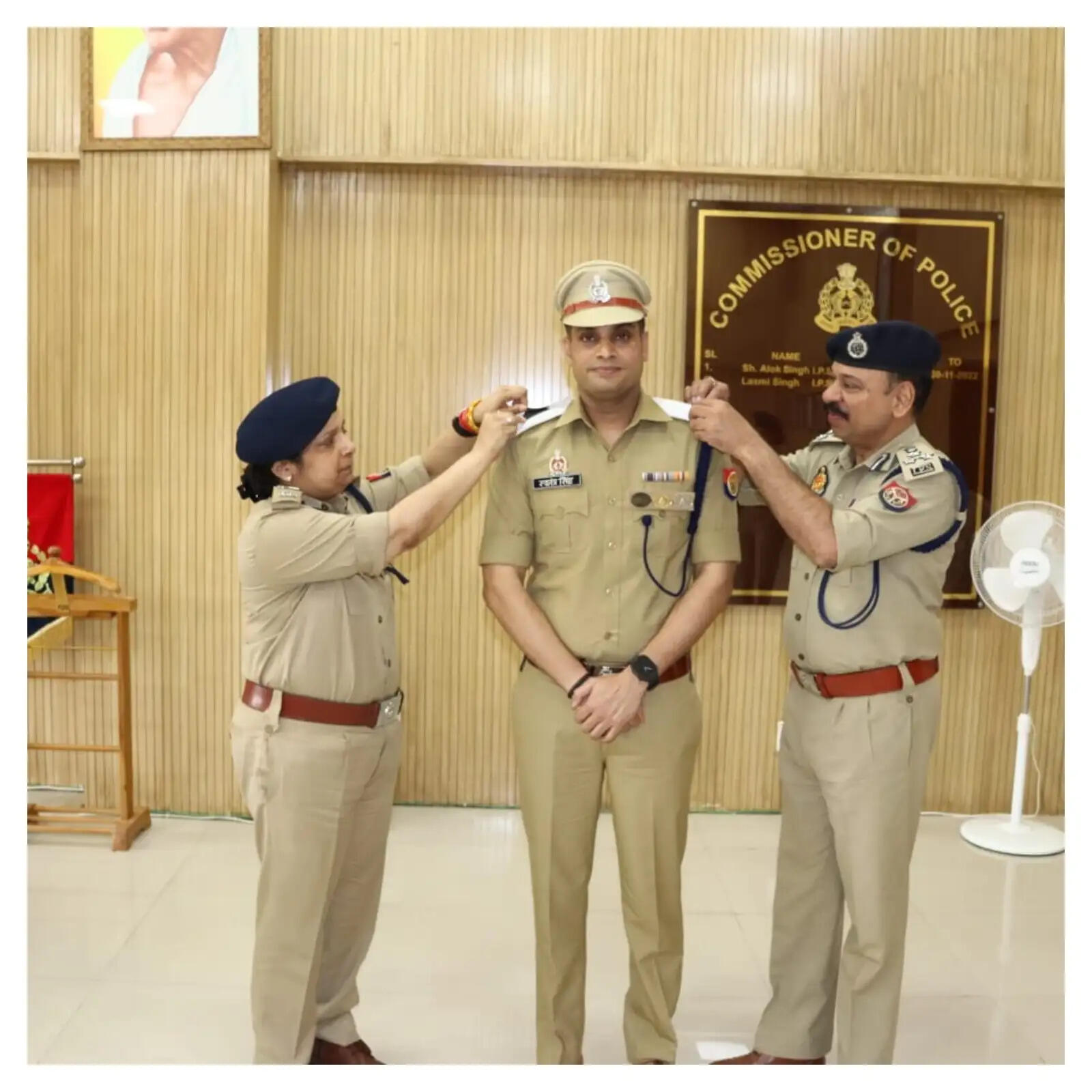 पुलिस आयुक्त ने स्वतंत्र कुमार सिंह के कंधे पर लगाया अशोक चिन्ह