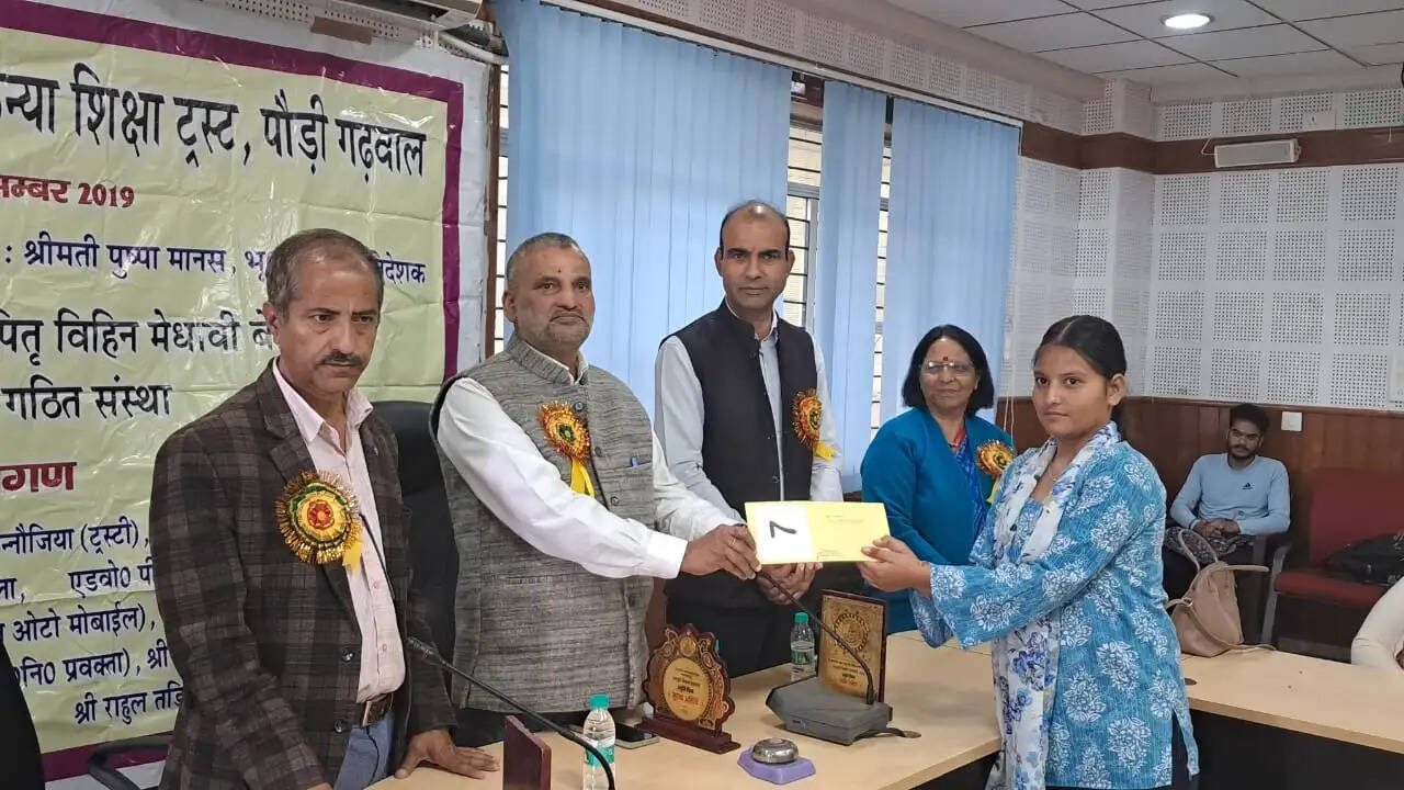 पौड़ी में 54 छात्राओं को मिले छात्रवृत्ति के चैक