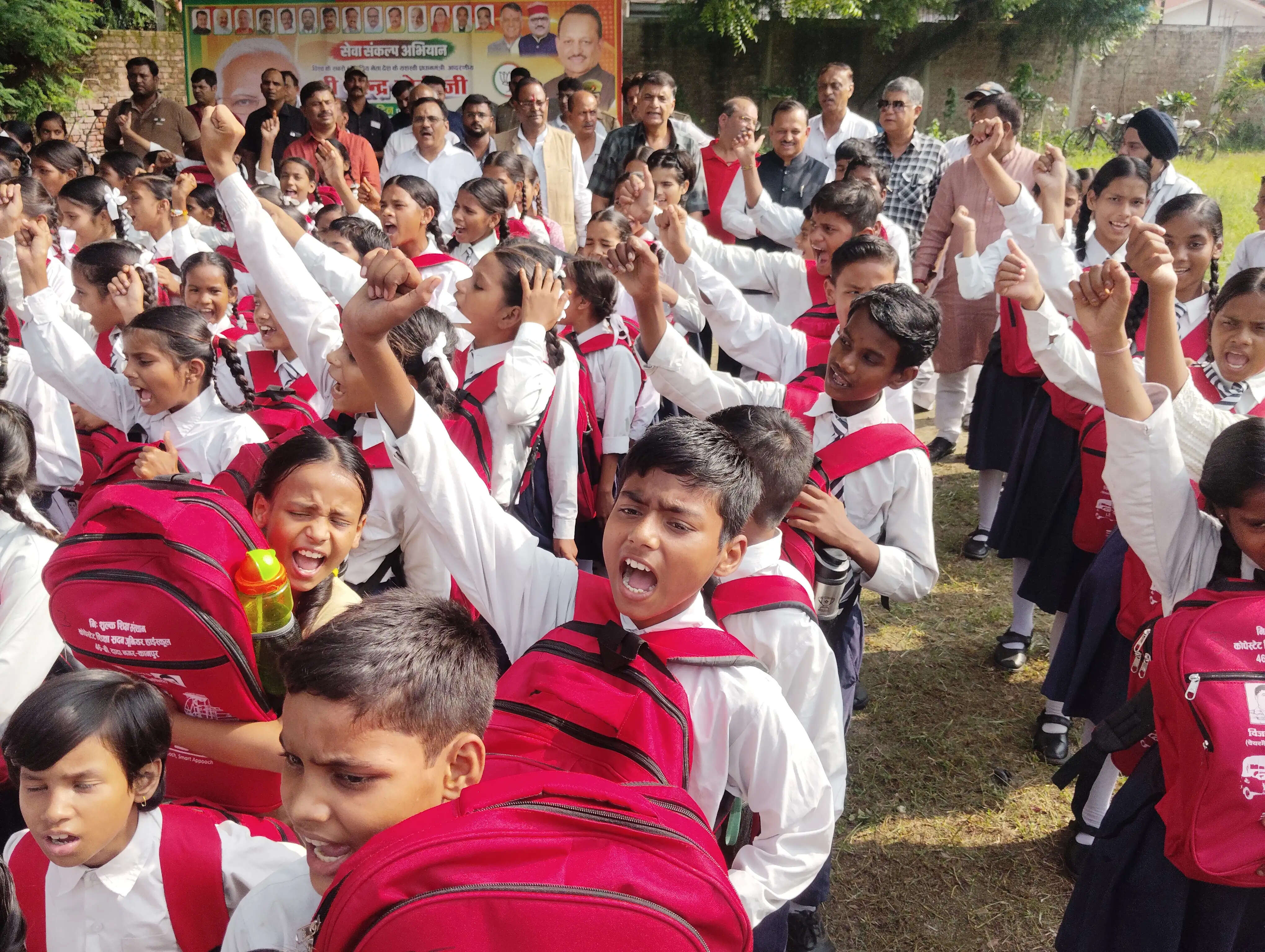 आर्थिक अभाव बच्चों की शिक्षा में बाधा न बने, 458 विद्यार्थियों को मिली शैक्षिक सामग्री