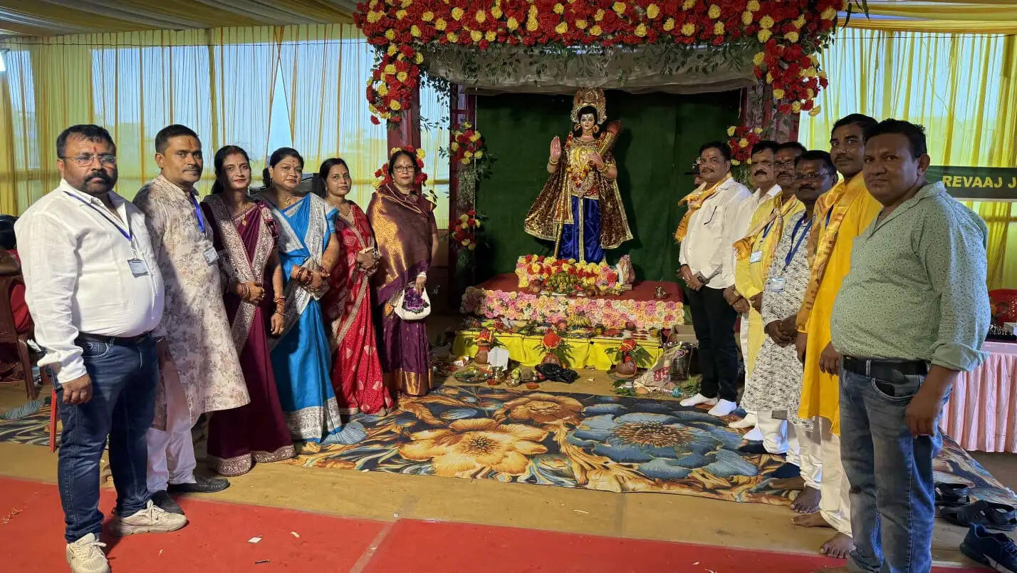 कलवार सेवा ट्रस्ट ने की आराध्य देवता भगवान बलभद्र की पूजा,मंत्री डॉ दिलीप कुमार जायसवाल हुए शामिल