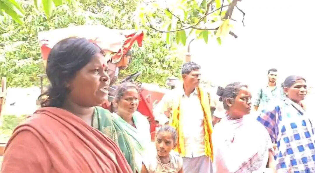 अडानी थर्मल पावर प्लांट मामला, आदिवासी समाज ने अधिकारी और जनप्रतिनिधि पर लगाया धमकी देने का आरोप