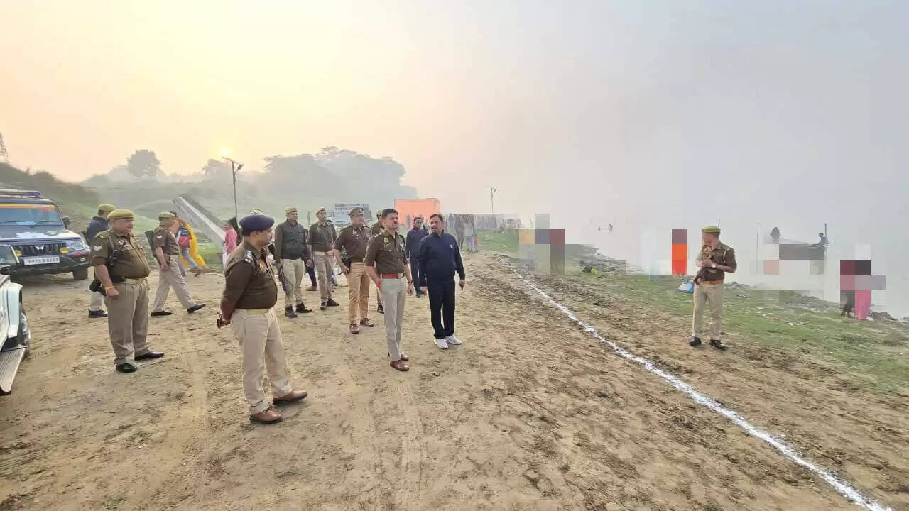 कार्तिक पूर्णिमा स्नान पर्व को लेकर डीएम और एसपी ने शेरगढ़ घाट का किया निरीक्षण