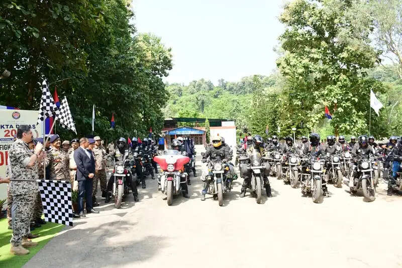 'राष्ट्रीय मोटर साइकिल रैली' को पुलिस महानिदेशक ने किया 'फ्लैग ऑफ'