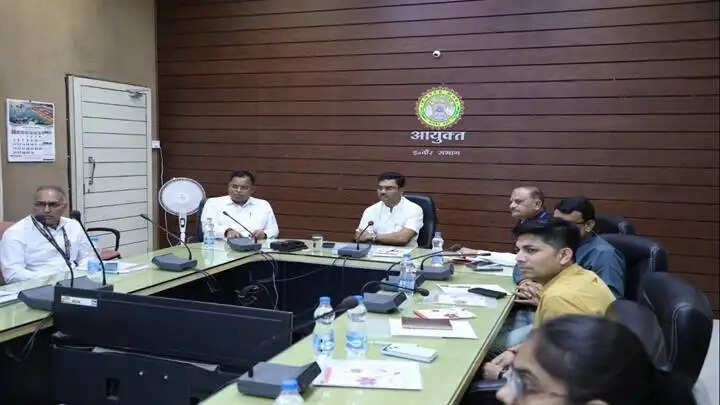 इंदौरः कमिश्रन ने ली देवी अहिल्याबाई होलकर एयरपोर्ट के पर्यावरण प्रबंधन समिति की बैठक