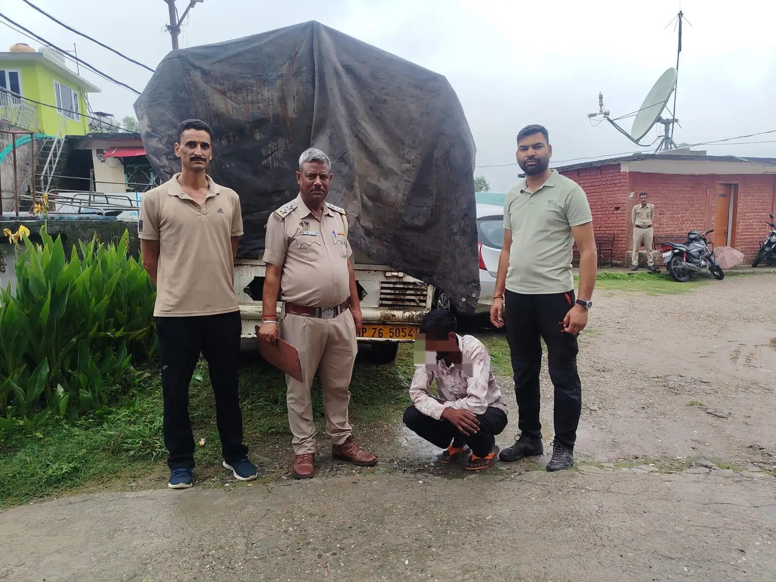 मंडी पुलिस ने पधर थाना के अंतर्गत पिकअप से पकड़ी अवैध शराब की 83 पेटियां