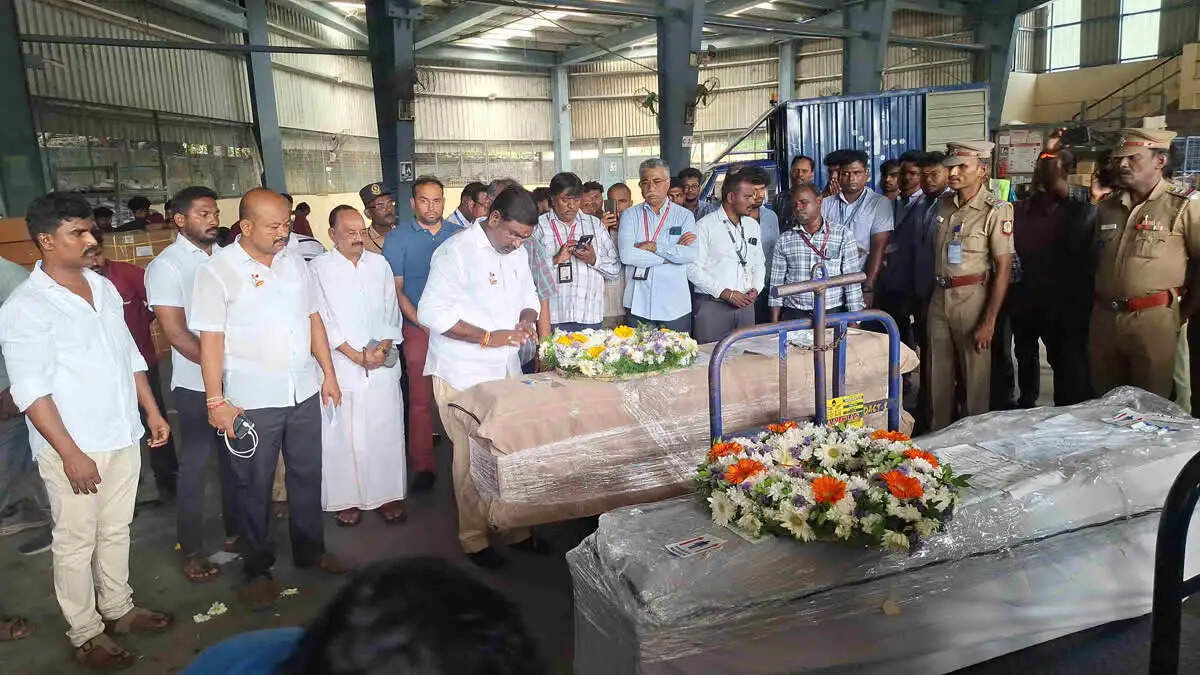 वियतनाम नौका हादसा : चेन्नई लाए गए दो मृतकों के पार्थिव शरीर, विधायक विनोद कन्नन ने दी श्रद्धांजलि