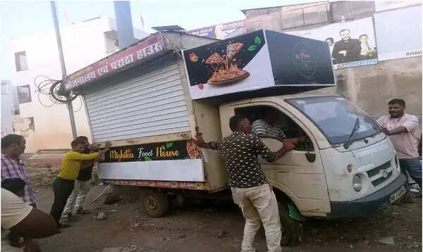 भोपाल में अतिक्रमण के खिलाफ निगम की कार्रवाई, ठेले-गुमठी समेत वाहन जब्त; तीन संपत्तियां सील