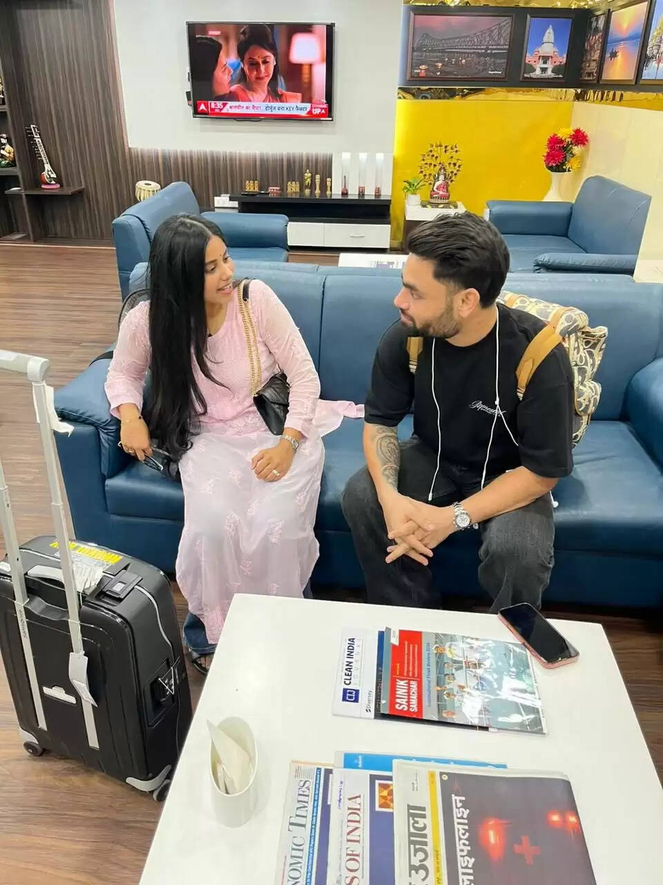 युवा क्रिकेटर रिंकू सिंह वाराणसी पहुंचे, एयरपोर्ट पर प्रशंसकों ने किया स्वागत