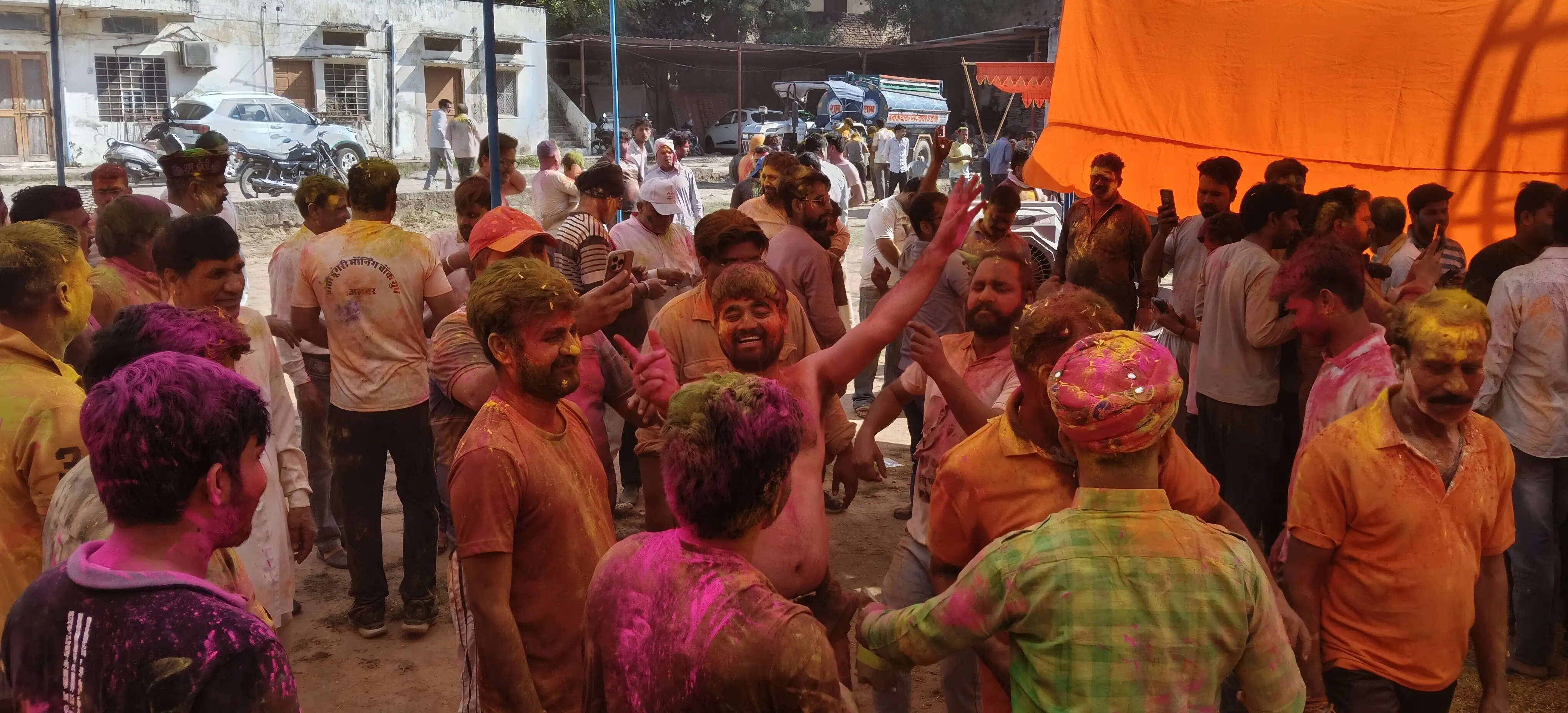 वन मंत्री संजय शर्मा ने अलवर में फूलों व हर्बल गुलाल से खेली होली, पर्यावरण संरक्षण का दिया संदेश