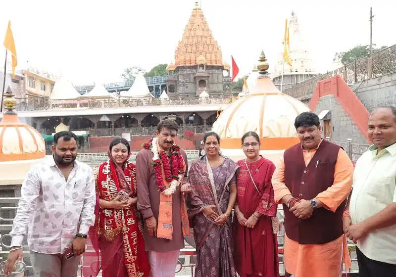बाबा महाकाल का आलौकिक शृंगार, सांसद मनोज तिवारी ने किया जलाभिषेक