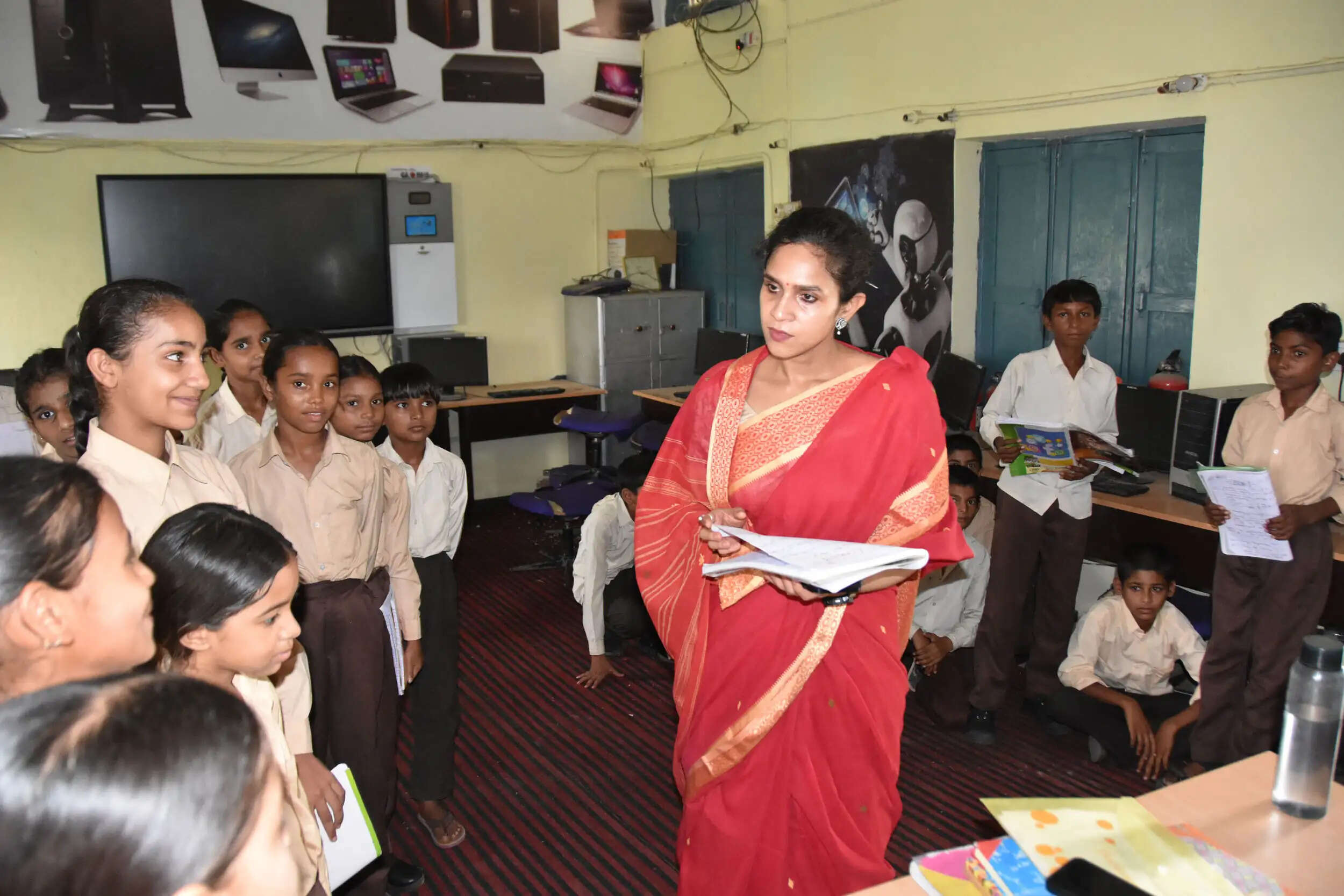 कैथल: डीसी ने किया स्कूल मेें औचक निरीक्षण, बच्चों के साथ बैठकर खाया मिड-डे मील