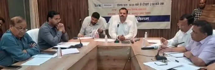 बारिश से क्षतिग्रस्त सड़कों के सुधार के लिए सभी विभाग मिलकर करें काम : नगर आयुक्त