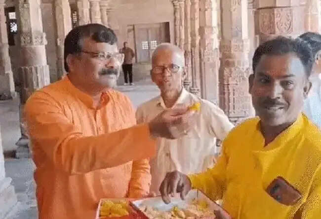 मप्र के भोजशाला में हनुमान-चालीसा पाठ के साथ हुई पूजा-अर्चना, श्रद्धालु बोले- वर्षों बाद हो रहा बिना रोक-टोक दर्शन