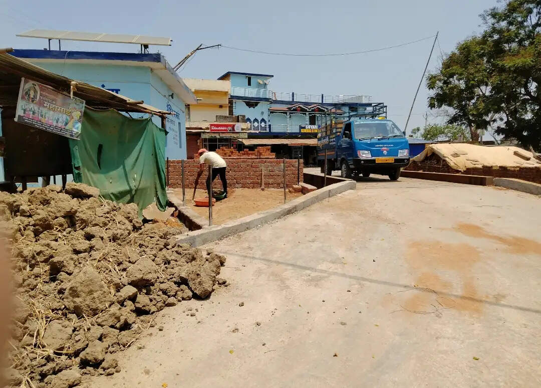 बाईपास सड़क पर अवैध कब्जा, दीवार खड़ी कर आवागमन बाधित