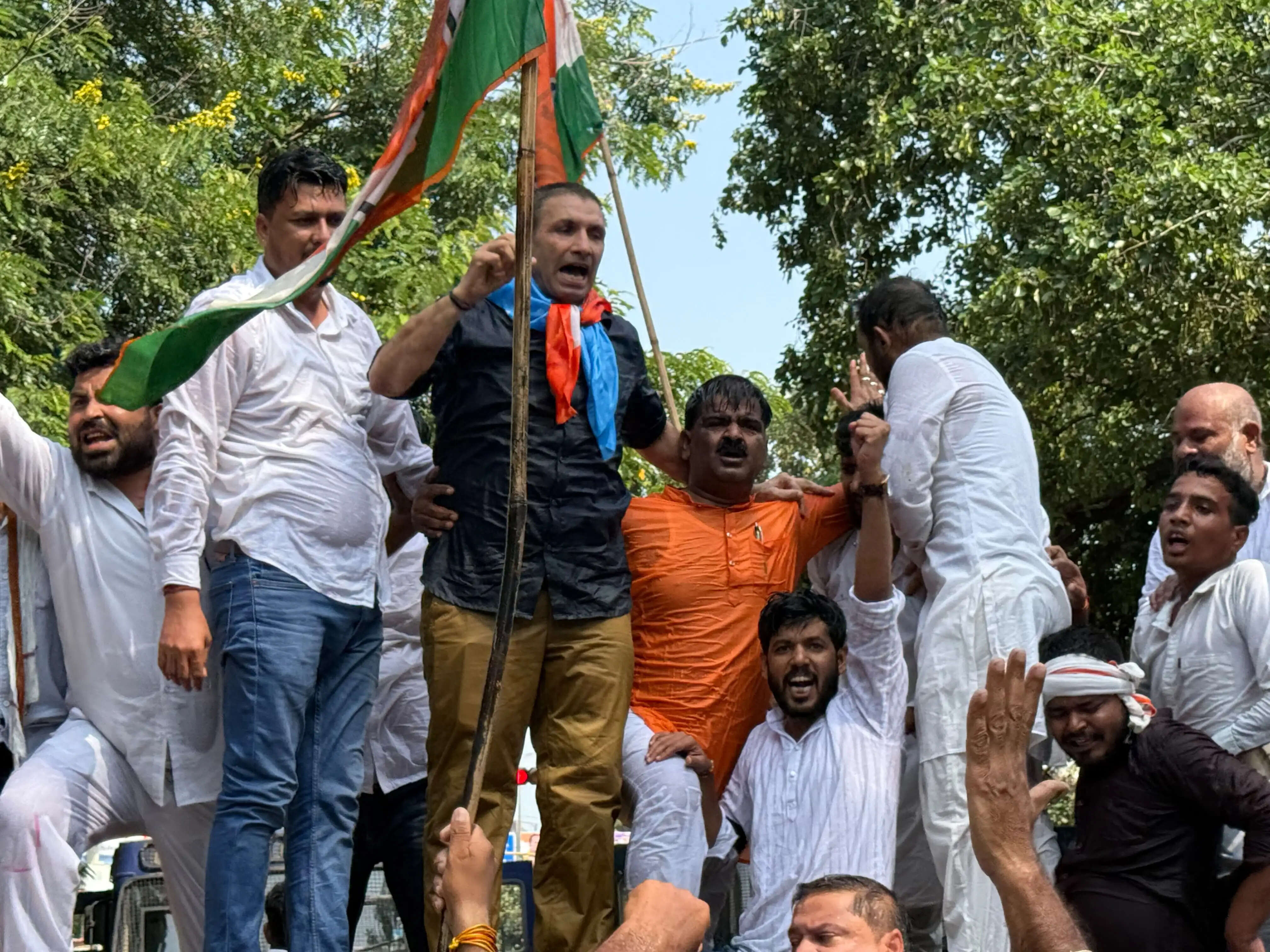 भोपाल&nbsp;में&nbsp;एसआईआर&nbsp;के विरोध में कांग्रेस का प्रदर्शन, बैरिकेडिंग पर पुलिस से झड़प, वाटर कैनन चलाया