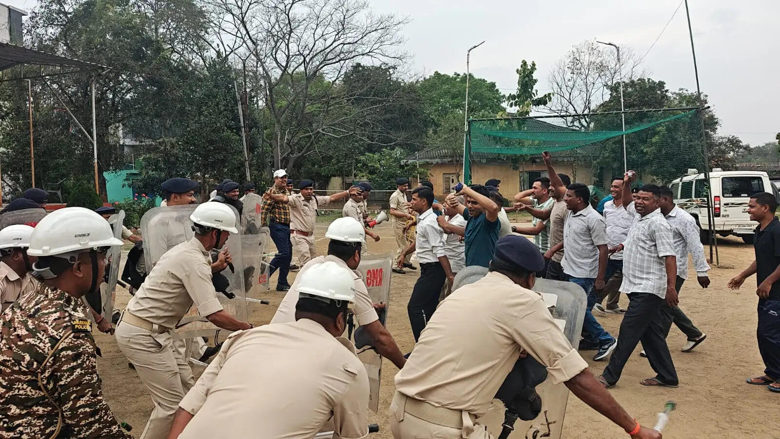 रामगढ़ में त्योहारों से पहले हाई अलर्ट, पुलिस ने किया मॉक ड्रिल और फ्लैग मार्च